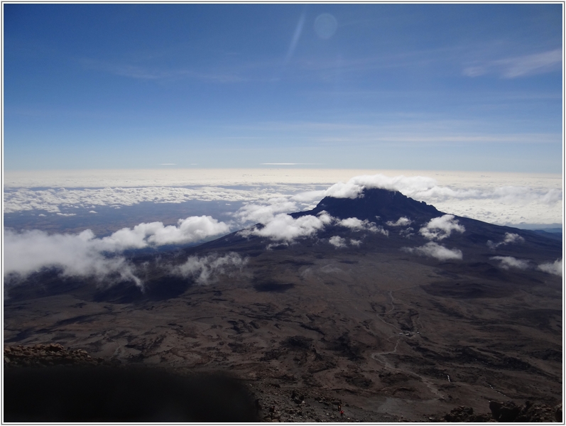 2012-02-17 09-08-11基爾曼點看基博山屋及對面的馬文濟山.JPG